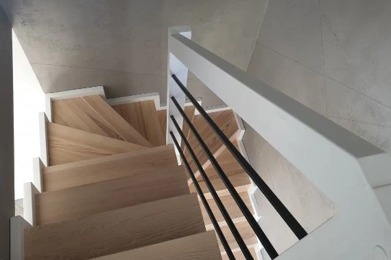 schody drewniane z balustradą